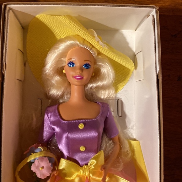 ✨ Vintage NRFB Spring Blossom Barbie ~ Avon exclusive - Picture 2 of 6